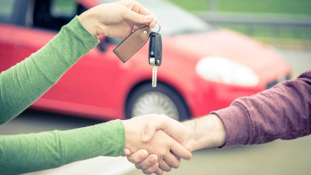 Achat d'une voiture d'occasion : le top 15 des critères à ne pas négliger ! 251 Achat voiture occasion, échange de clé entre vendeur et acheteur