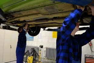 Achat d'une voiture d'occasion : le top 15 des critères à ne pas négliger ! 7 Inspection du dessous d'une voiture par des professionnels