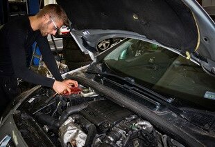 Achat d'une voiture d'occasion : le top 15 des critères à ne pas négliger ! 6 Inspection d'un moteur de voiture