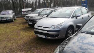 Achat d'une voiture d'occasion : le top 15 des critères à ne pas négliger ! 2 Petit parc de voitures d'occasion avec citroën bmw et autres modèles