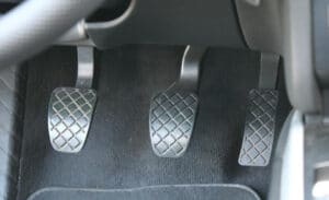 Achat d'une voiture d'occasion : le top 15 des critères à ne pas négliger ! 4 Pédalier de voiture, embrayage, frein et accélérateur avec garniture en bon état