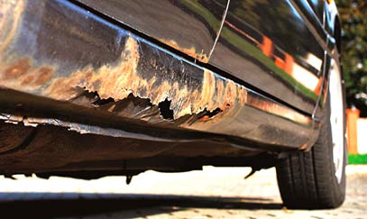 Achat d'une voiture d'occasion : le top 15 des critères à ne pas négliger ! 10 Trace de rouille sur bas de caisse de châssis de voiture d'occasion