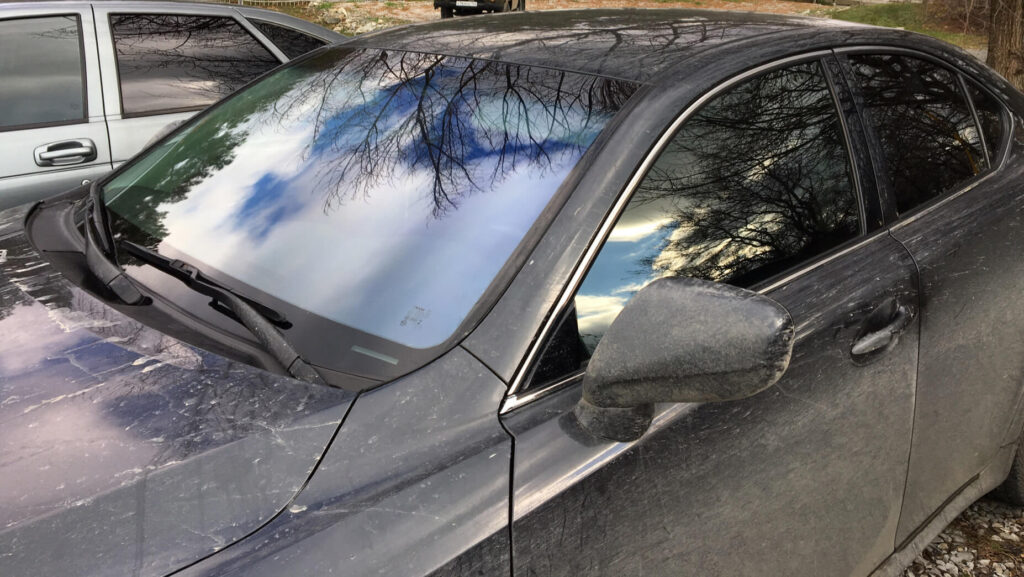 Achat d'une voiture d'occasion : le top 15 des critères à ne pas négliger ! 3 Voiture d'occasion grise avec peinture terne portière droite aile et capot