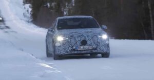 Vidéo – Mercedes poursuit la mise au point de la CLA électrique