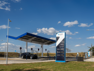 De nouvelles grosses stations avec des bornes de recharge très puissantes arrivent sur les autoroutes