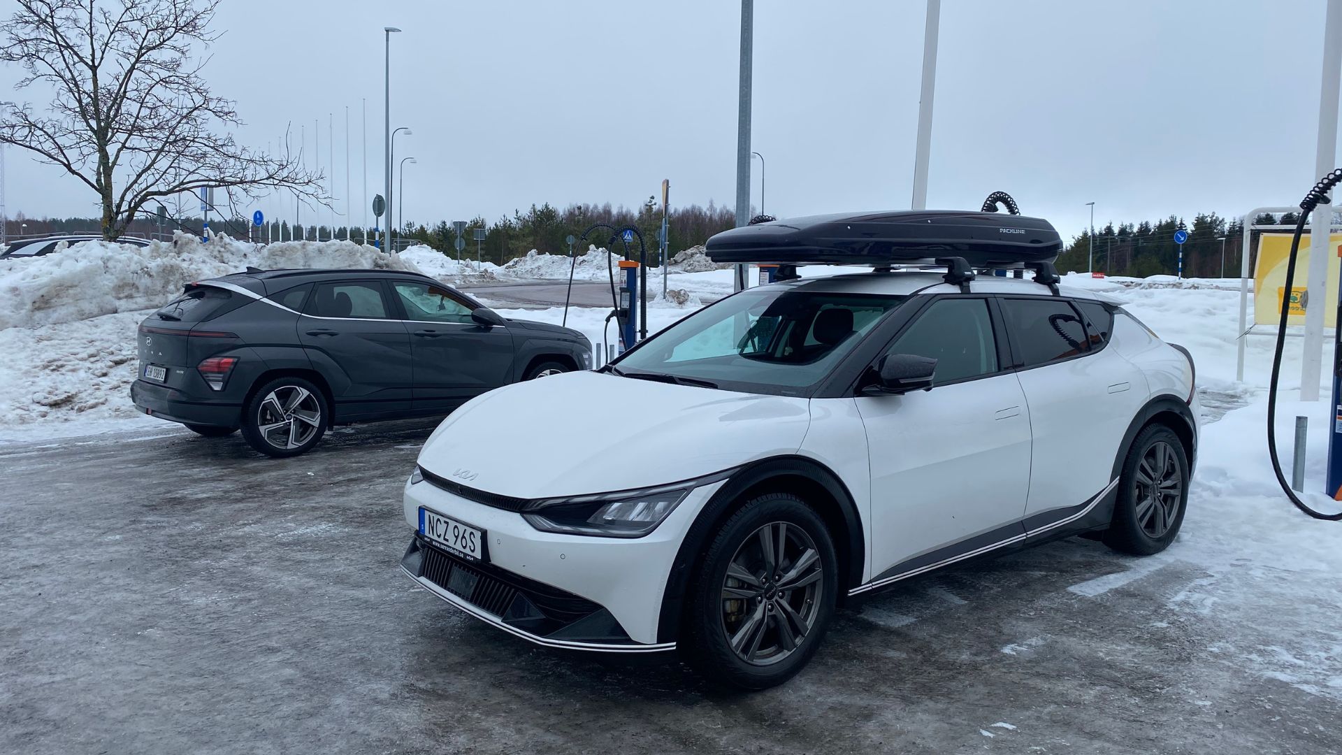 Réduction de l'usure des batteries de voitures électriques: nouvelle méthode découverte 1 Une Kia EV6 et une Hyundai Kona à une station de recharge en Norvège