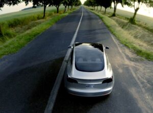 Tesla prétend que ses voitures sont largement plus sûres que la moyenne : qu’en est-il réellement ?