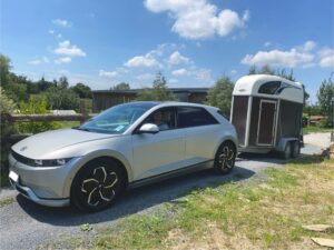 Témoignage – Maxime a choisi la Hyundai Ioniq 5 pour tracter son van et son cheval