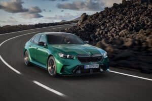 La BMW M5 devient une sportive hybride rechargeable