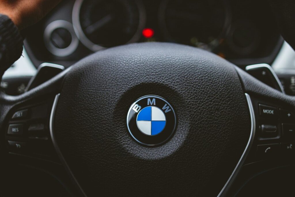 Comment BMW veut conquérir les jeunes avec la voiture électrique 117 BMW Logo