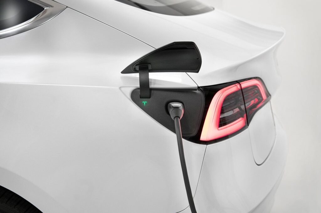 Pourquoi éviter de laisser sa voiture électrique branchée toute la nuit 73 Tesla recharge
