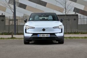 Déjà privé de bonus, le Volvo EX30 augmente ses prix