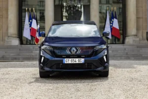 Ce nouveau SUV hybride de Renault devient la voiture officielle du Président de la République
