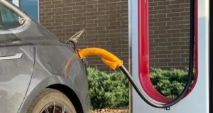 Pourquoi des propriétaires de Tesla mettent-ils une serviette mouillée sur leur câble de recharge ?