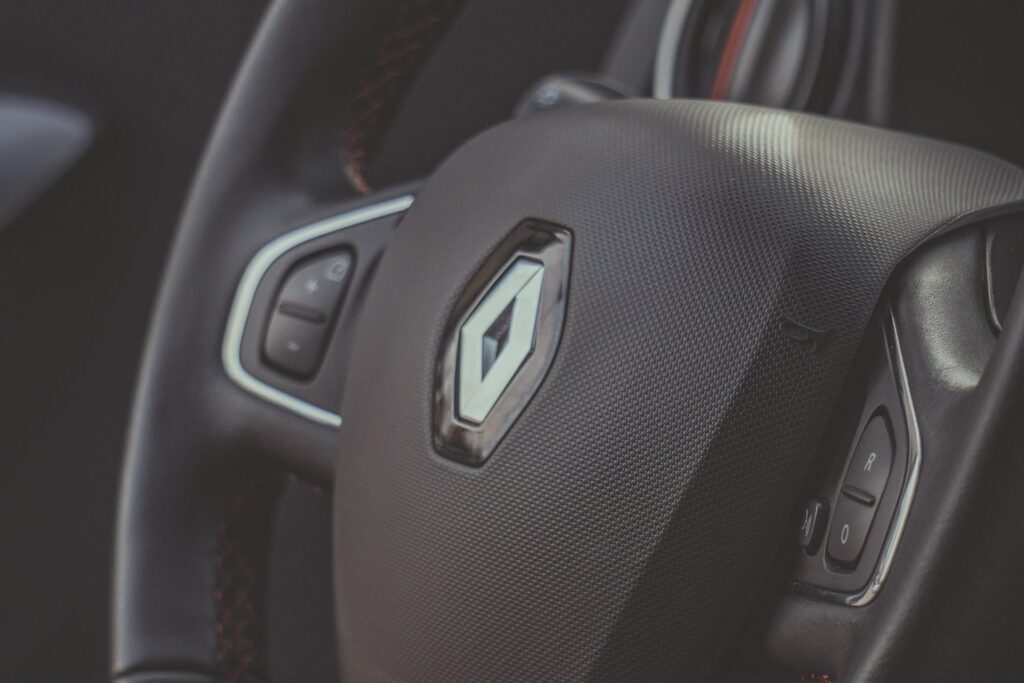 Renault réduit les coûts de ses voitures électriques avec une nouvelle astuce 72 Volant Renault Logo Voiture Automobile Route Voyage