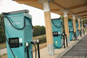 Départs en vacances : quel est l’état du réseau de bornes de recharge en France ?
