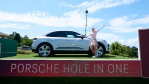 Cette golfeuse remporte un Porsche Macan électrique grâce à un coup parfait