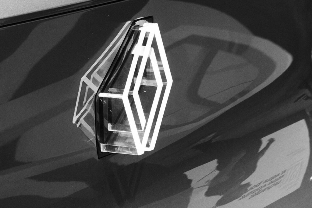 Le patron de Renault demande souplesse pour transition vers voitures zéro émission 33 Renault logo