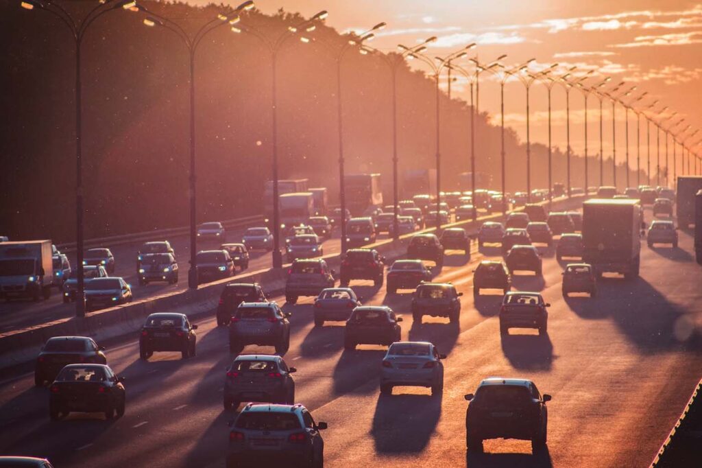 Comparaison des avantages et inconvénients des voitures électriques et thermiques 133 Voiture Thermique Essence Diesel Unsplash Aleksandr Popov