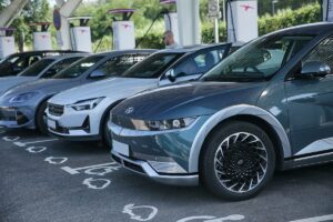 Recharge des voitures électriques : le nouveau jackpot des sociétés d’autoroutes ?