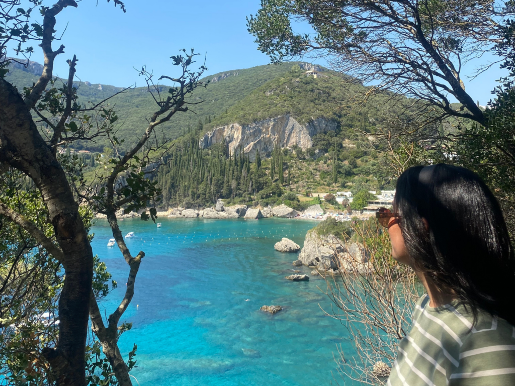 Réflexion sur l'absence de voitures électriques dans Corfou 159 E-scapade à Corfou : mais où sont les voitures électriques ?