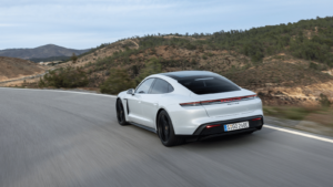 Les constructeurs allemands réduisent la production de voitures électriques