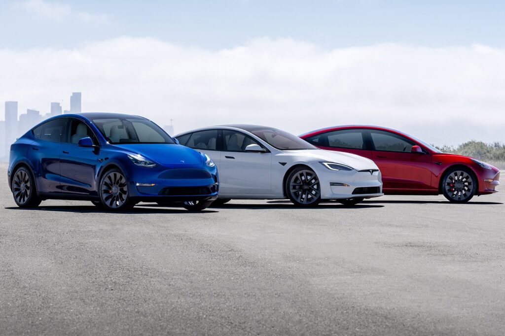 Coûts cachés d'une Tesla : attention pour éviter la ruine 56 Voitures Tesla bleu blanc rouge