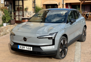 Ce SUV électrique de Volvo est le moins cher mais aussi le plus rapide de la marque