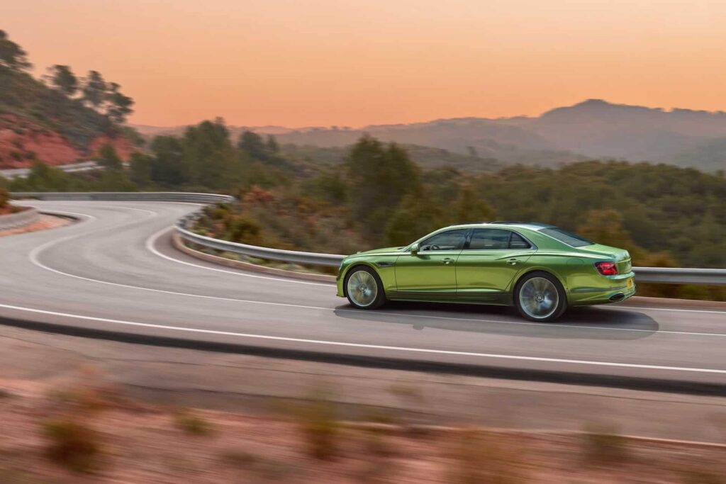 Supercar Bentley Flying Spur hybride rechargeable avec 4 portes et près de 800 ch 387 Bentley Flying Spur hybride rechargeable : une supercar à 4 portes avec près de 800 ch