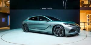 BYD défie Porsche avec sa nouvelle supercar électrique Den