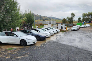 Vacances en voiture électrique : les bornes de recharge saturées ?