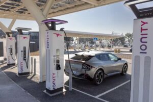 L’Europe franchit le cap des 900 000 points de recharge, c’est bien mais…
