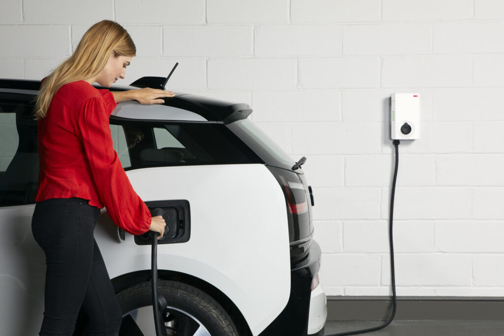 Laisser sa voiture électrique branchée toute la nuit : Risques à écarter? 125 Incendies, surchauffe : laisser sa voiture électrique branchée la nuit est-il vraiment sûr ?