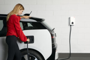Incendies, surchauffe : laisser sa voiture électrique branchée la nuit est-il vraiment sûr ?