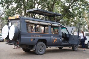 Faute de pétrole, le gouvernement et la police kenyanes s’équipent en voitures électriques