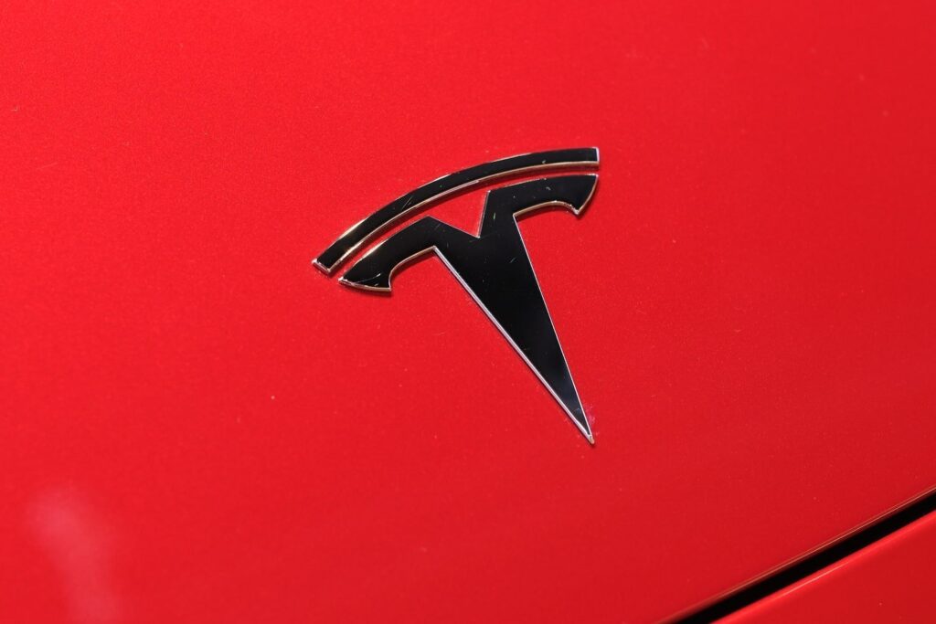 Robotaxis: Tesla annonce une présentation majeure le 10 octobre 46 Tesla Logo Capot