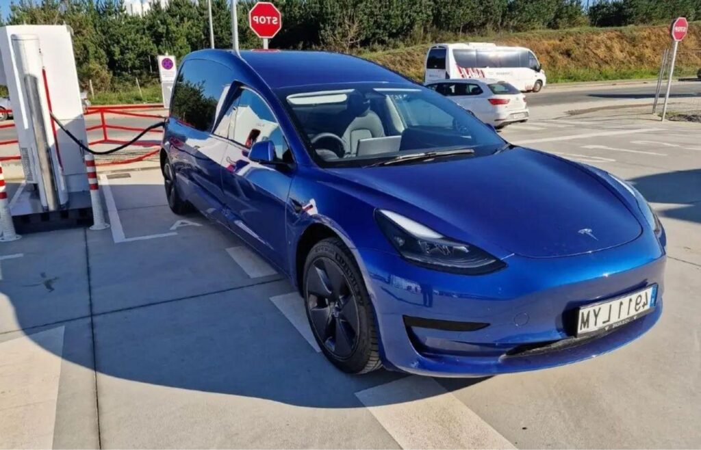 Le Corbillard Tesla : l'option 100% électrique pour des adieux sans émissions 198 Le corbillard Tesla, l