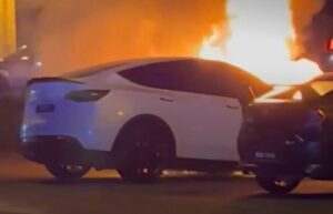 Une Tesla prend feu spontanément dans un parking : faut-il vraiment avoir peur ?