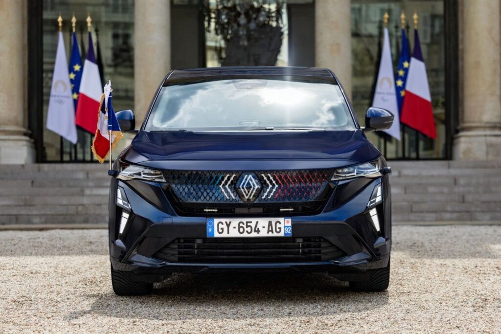 2025 : l'année des records pour les voitures électriques ? 121 Renault Rafale Emmanuel Macron