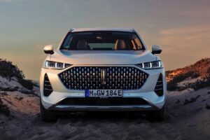 Le luxe automobile fait sa révolution : -32% pour les berlines électriques, les SUV hybrides triomphent