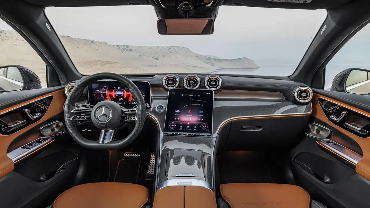 Ce 4x4 premium éclatant cache une vérité choquante derrière son succès incroyable ! 3 Vue intérieure du Mercedes-Benz GLC, montrant le tableau de bord numérique et les finitions luxueuses.