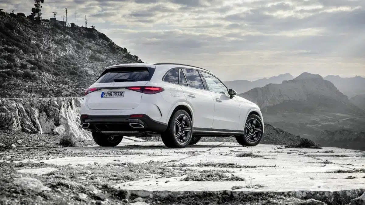 Ce 4x4 premium éclatant cache une vérité choquante derrière son succès incroyable ! 9 Vue arrière du Mercedes-Benz GLC hybride rechargeable, mettant en avant ses lignes élégantes et son design soigné.