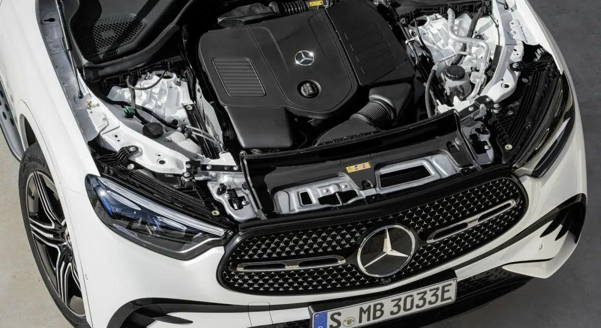 Ce 4x4 premium éclatant cache une vérité choquante derrière son succès incroyable ! 1 Image du moteur hybride rechargeable du Mercedes-Benz GLC, illustrant la combinaison de puissance et d'efficacité.