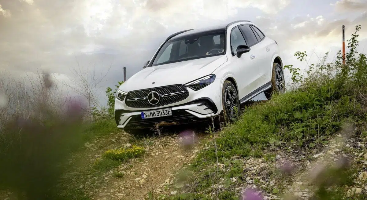 Ce 4x4 premium éclatant cache une vérité choquante derrière son succès incroyable ! 7 Le Mercedes-Benz GLC hybride rechargeable en train de franchir un terrain difficile, démontrant ses capacités tout-terrain.