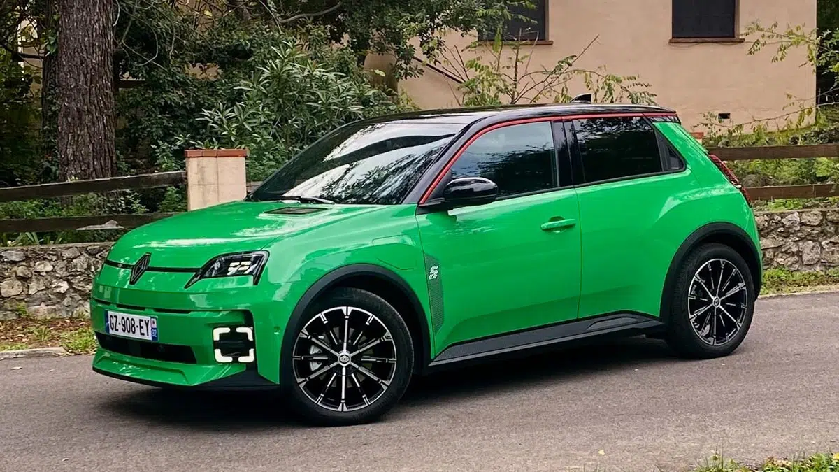 Cette bataille épique : ces deux voitures de l'année vont bouleverser votre avenir ! 4 Vue latérale de la Renault 5 électrique 2025, avec son design rétro-futuriste et compact.