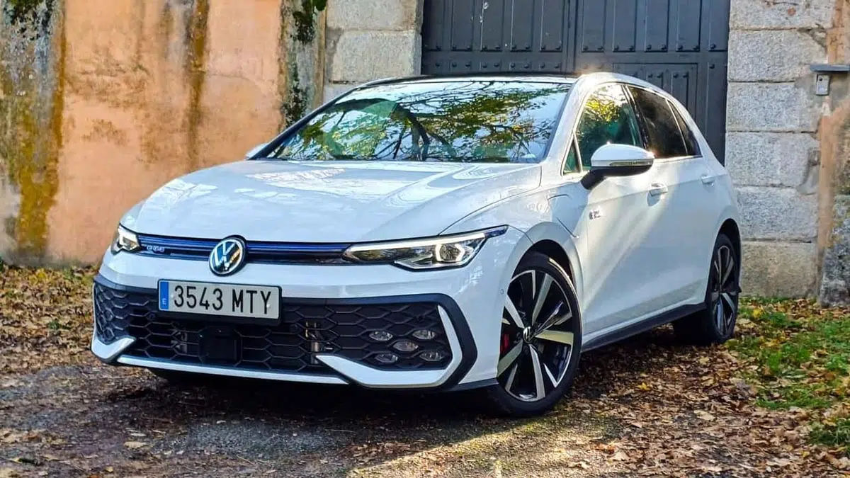 Ce triomphe hybride de Toyota en Allemagne va vous étonner ! Découvrez pourquoi ! 4 Vue avant de la Volkswagen Golf, montrant son design moderne avec une calandre élégante et des phares LED distinctifs.