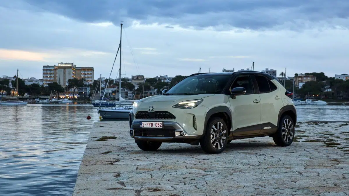Ce SUV hybride incassable : le 4x4 fiable à prix incroyable va vous étonner ! 2 Vue avant du Toyota Yaris Cross AWD-i, SUV hybride compact
