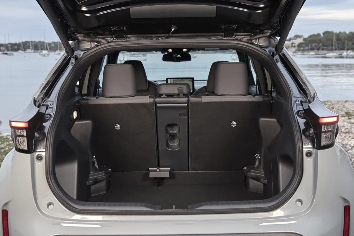 Ce SUV hybride incassable : le 4x4 fiable à prix incroyable va vous étonner ! 6 Coffre du Toyota Yaris Cross AWD-i avec une capacité de 320 litres