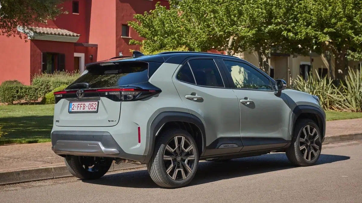 Ce SUV hybride incassable : le 4x4 fiable à prix incroyable va vous étonner ! 8 Vue arrière du Toyota Yaris Cross AWD-i avec son design dynamique