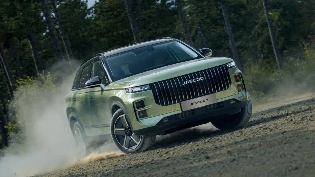 Ce SUV japonais de la taille du Toyota RAV4 révèle une incroyable surprise hybride ! 4